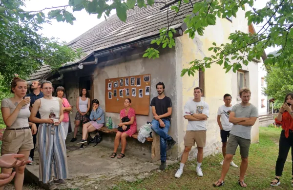 Mladi prostovoljci v okviru evropske solidarnostne enote so tri 
tedne z vodstvom mentorjev in zavoda ID20 urejali rudarsko hišo 
Giser in  Jožefov jašek.