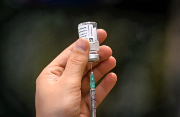 Za cepljenje proti covidu-19 se lahko omenjene skupine ljudi 
naročijo v lekarnah oz. na enotnih točkah za naročanje  ali prek 
telefona.