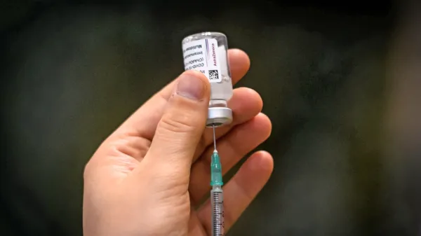 Za cepljenje proti covidu-19 se lahko omenjene skupine ljudi 
naročijo v lekarnah oz. na enotnih točkah za naročanje  ali prek 
telefona.