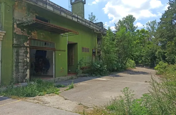 Kompleks nekdanje  tovarne Ideal v Novi Gorici je še vedno dnevno 
ali nočno pribežališče za Novogoričane z družbenega roba. 