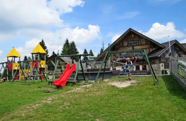 Na smučarskemu centru Cerkno bodo obstoječim otroškim in 
športnim igriščem iz kohezijskega denarja dodali še adrenalinski 
park.