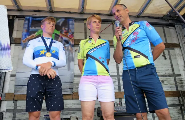 Gorsko kolesarski evropski prvak v disciplini eliminator na slovesnem sprejemu ob mami in očetu - Damjani 
in Mirku.
