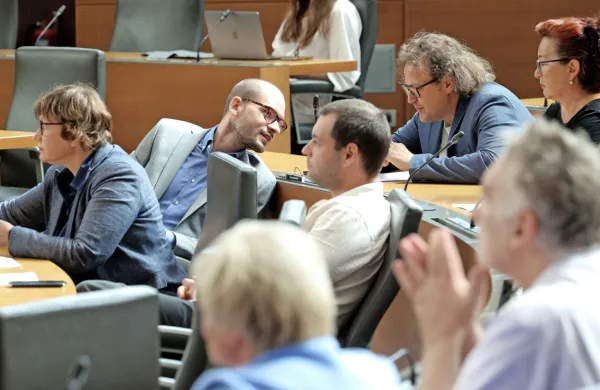 V Levici so sprva napovedovali, da bodo sprejetju zakona nasprotovali, a je nato proti glasoval samo Miha Kordiš, ostali poslanci 
Levice pa so se glasovanja vzdržali.