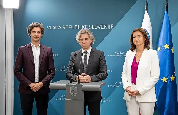 Po 40 dneh od nastopa mandata je vladi začela upadati podpora v 
javnosti.