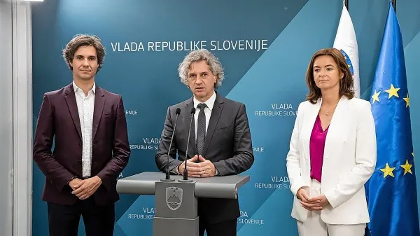 Po 40 dneh od nastopa mandata je vladi začela upadati podpora v 
javnosti.