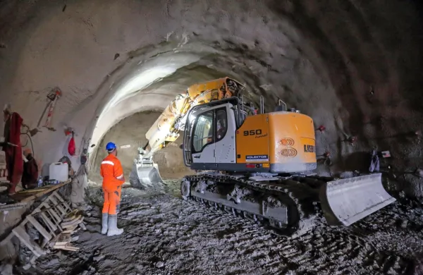 Kopanje predorov  z gradbenimi stroji ni moteče, bobnenje ob 
nočnem miniranju pa posameznikom krati spanec.   
