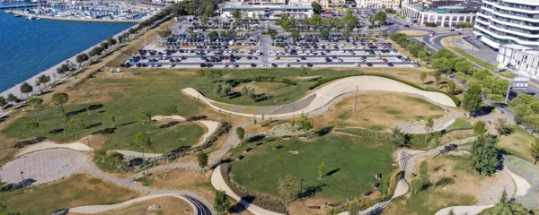 Koprski park, ki je bil še nedavno zelen, je zdaj bolj kot ne rjav.