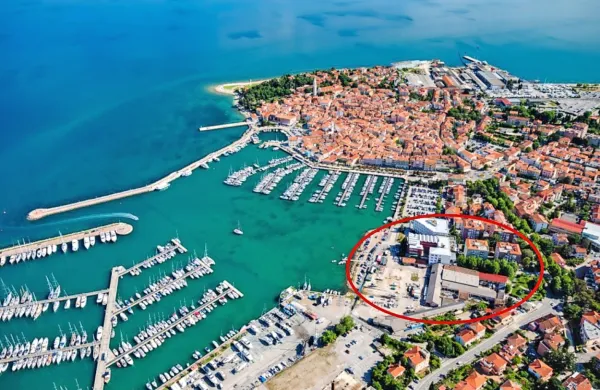  Nov  kulturni  center naj bi zrasel   v bližini  starega  mestnega  jedra in 
ob morju, čeprav območje Ribe ni  občinsko. Kot je na seji pojasnil 
donedavni   vodja urada za prostor in nepremičnine Marko Starman, se  z OPPN  nadejajo menjave ali   razlastitve.       