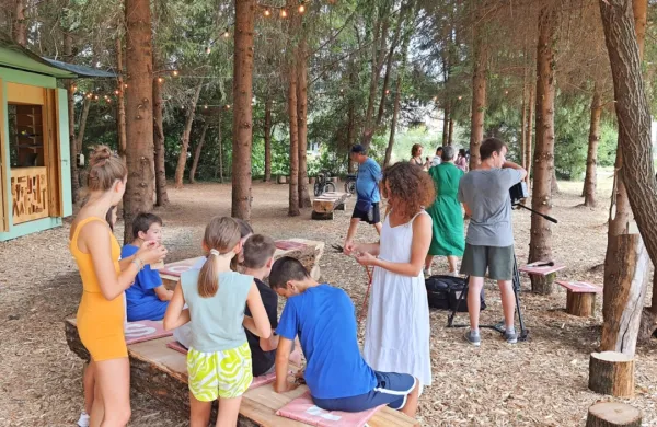 V senci pod drevesi bodo otroci soustvarjali  igrala, ki si jih bodo 
sami želeli. Tam bo mogoče dobiti tudi sladoled, vodo in sok.