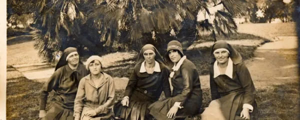 Marija Furlan (prva z leve) v parku z ostalimi aleksandrinkami. 
Hrani Katja Škrlj.