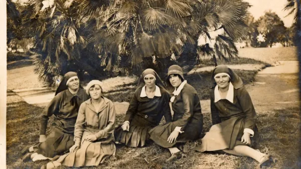 Marija Furlan (prva z leve) v parku z ostalimi aleksandrinkami. 
Hrani Katja Škrlj.