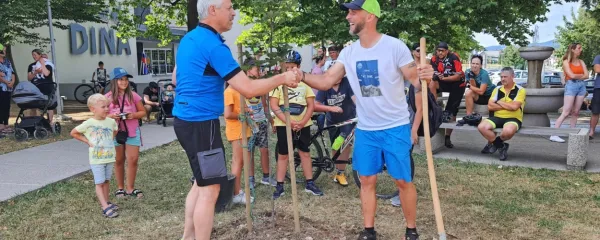 Z zasaditvijo prvega drevesa pred Krpanovim domom v Pivki   je 
Tibor Pranjić včeraj simbolično začel svojo petdnevno dobrodelno 
odpravo od Benetk do Mont Blanca.
