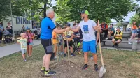 Z zasaditvijo prvega drevesa pred Krpanovim domom v Pivki   je 
Tibor Pranjić včeraj simbolično začel svojo petdnevno dobrodelno 
odpravo od Benetk do Mont Blanca.