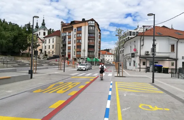Na Tržaški cesti naj bi imeli prednost pešči, kolesarji, pa tudi 
rolkarji.