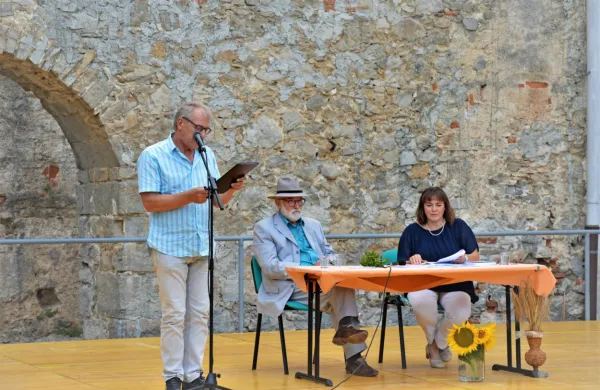 Pogovor z znanstvenikom dr. Petrom Rasporjem, ki se je občinstvu 
predstavil kot pesnik, je vodila predsednica slovenskega PEN 
kluba Tanja Tuma, pesmi je interpretiral gledališki igralec Aleš 
Valič.