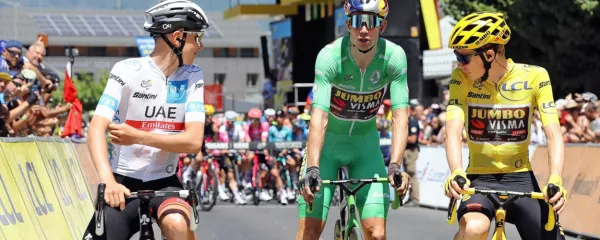 Barva majce pomeni vodstvo v kateri od kategorij, najbolj zlata je 
seveda rumena majica (z leve): Tadej Pogacar (UAE Team Emirates), Wout Van Aert in Jonas Vingegaard (Jumbo-Visma).