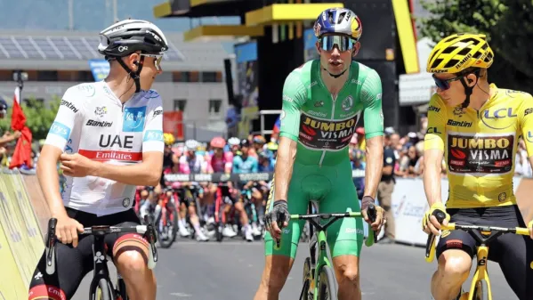 Barva majce pomeni vodstvo v kateri od kategorij, najbolj zlata je 
seveda rumena majica (z leve): Tadej Pogacar (UAE Team Emirates), Wout Van Aert in Jonas Vingegaard (Jumbo-Visma).