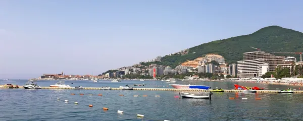 Budva, v ozadju staro mesto