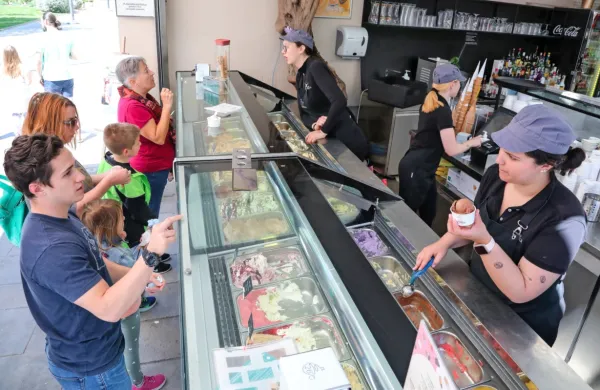 Osnovna cena za kepico je v Kopru skoraj povsod več kot dva 
evra.