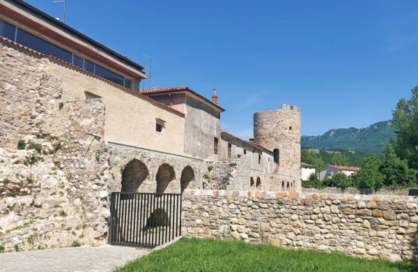 Občina želi  z dva milijona evrov vrednim projektom zaokrožiti 
podobo rimskodobne Kastre in jo obiskovalcu približati skozi 
zanimiva doživetja. 