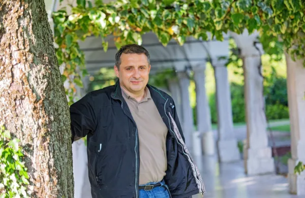 Dr. Erik Brecelj