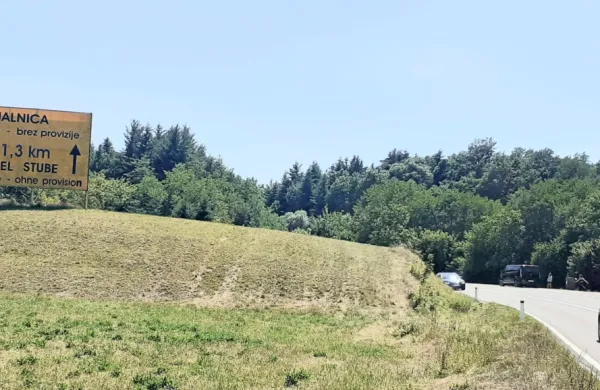 Na menjalnice pred mejnim prehodom Jelšane turiste še opozarjajo table.