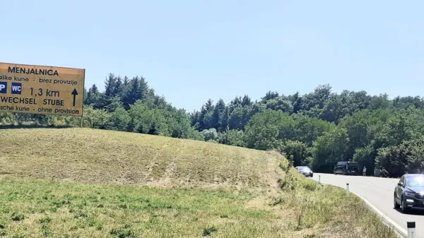 Na menjalnice pred mejnim prehodom Jelšane turiste še opozarjajo table.