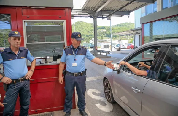 Mejni policisti ob vročem koncu tedna  čez mejni prehod spremljajo  več kot 130.000 potnikov. 