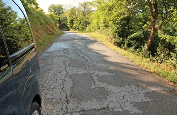 Cesta iz Velikih Žabelj proti Vrtovčam je nevarna, opozarjajo 
domačini.