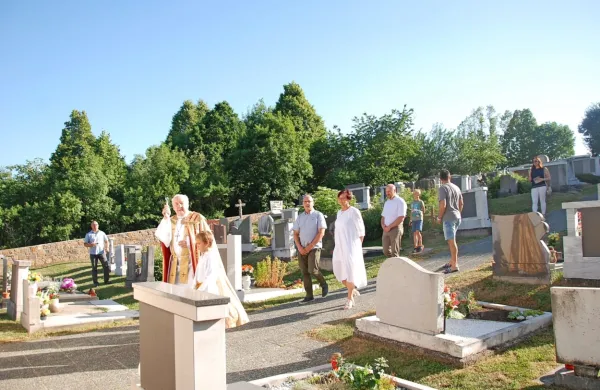 V Klancu pri Kozini je koprski škof Jurij Bizjak pred dnevi 
blagoslovil razširjeno pokopališče. 