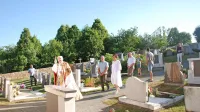 V Klancu pri Kozini je koprski škof Jurij Bizjak pred dnevi 
blagoslovil razširjeno pokopališče. 