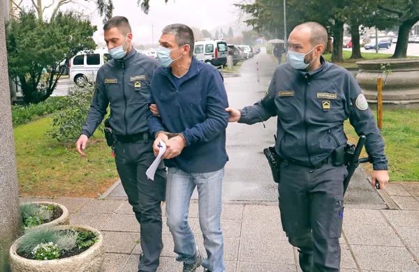 Matijaža  Trampuža  so     spomladi    na   novogoriškem  sodišču   zaradi    
dviga  denarja  z  ukradeno  kartico  obsodili  na  pogojno  kazen,  
oprostili  pa  očitkov,  da  je  iz mesnice  v  Biljah  ukradel  pršute.   