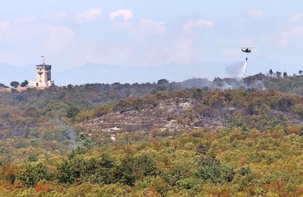 Minula noč je bila za številne gasilce bistveno manj stresna kot 
prejšnja. Nekaj manjših posameznih žarišč je sicer še bilo, a so 
gasilci s takojšnjimi akcijami preprečili morebitne nove izbruhe 
ognja.