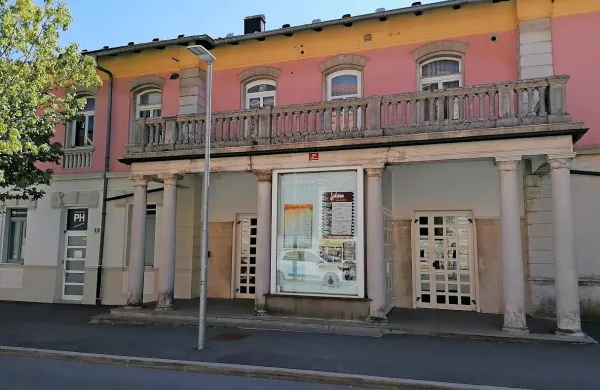 Eden zadnjih odmevnejših koncertov v postojnskem kulturnem 
domu je bil spomladanski koncert skupine  Hamo & Tribute 2 
Love. 