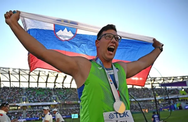Triindvajsetletni Ptujčan Kristjan Čeh se je takole veselil zlate 
medalje.