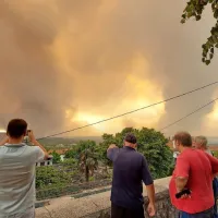 Požar se nevarno približuje Kostanjevici na Krasu, kjer krajani že 
pakirajo svoje stvari.