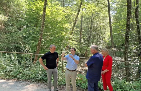 Minister Uroš Brežan si je na povabilo CI Ohranimo Brkine ogledal tudi skoraj suho strugo Suhorce.