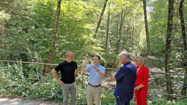 Minister Uroš Brežan si je na povabilo CI Ohranimo Brkine ogledal tudi skoraj suho strugo Suhorce.