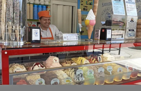 V  Sladoledarni Sladki bar v Trnovem že tradicionalno ponujajo 
pisano paleto sladolednih okusov.