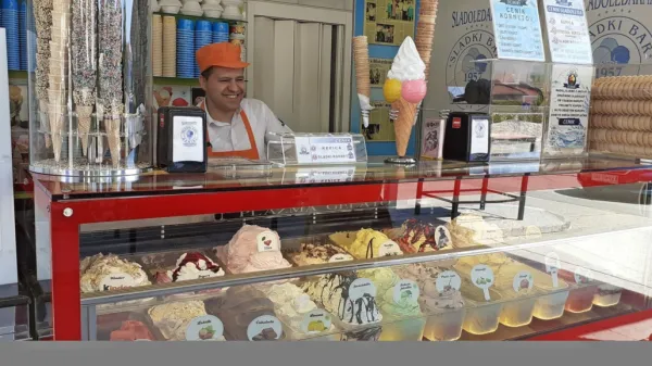 V  Sladoledarni Sladki bar v Trnovem že tradicionalno ponujajo 
pisano paleto sladolednih okusov.