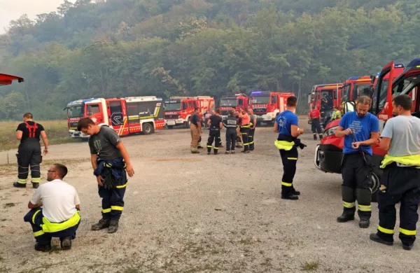 Vrste poklicnih gasilcev bi morali okrepiti, meni David Švarc iz 
sindikata gasilcev. A ob vsem dobrem delu, ki ga pri nas opravijo 
prostovoljci, se “premajhno” število poklicnih gasilcev zanemari.