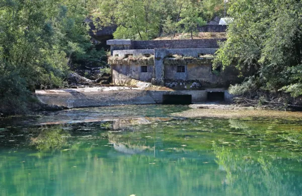 V bazenu je zelo malo vode, saj iz izvira Rižane (“bunker” na 
fotografiji) ne prihaja niti kapljica.

