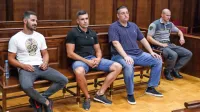 Pred  dnevi  so  na  zatožno  klop  prvič  skupaj  sedli  Aris  Alibašić,  
Gregor  Setnikar   in Enis  Kočan  (z  leve).  