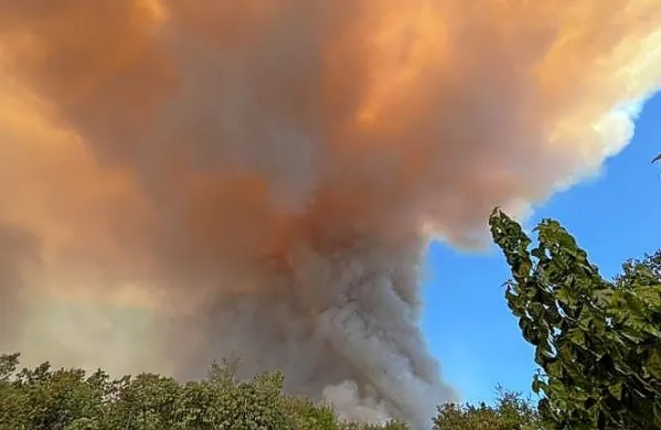 Gost oblak redečega dima nad Jamljami.