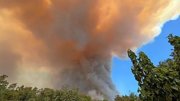 Gost oblak redečega dima nad Jamljami.