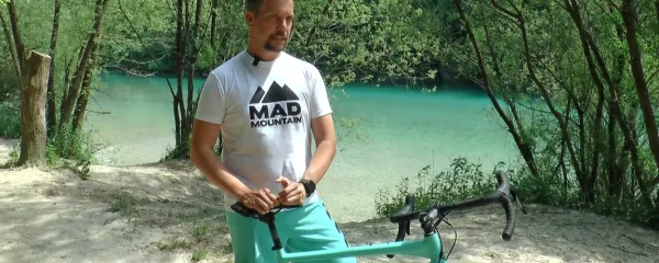 Peter Dakskobler na Sotočju, s kolesom v barvi njemu tako ljube 
Soče.