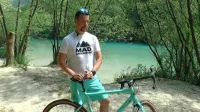 Peter Dakskobler na Sotočju, s kolesom v barvi njemu tako ljube 
Soče.
