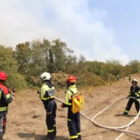FOTO+VIDEO: Ogenj na Krasu nadaljuje svoj uničujoči pohod. V zaledju Renč evakuacija le za sedem krajev.
