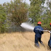 FOTO+VIDEO: Ogenj na Krasu nadaljuje svoj uničujoči pohod. V zaledju Renč evakuacija le za sedem krajev.
