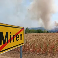 FOTO+VIDEO: Ogenj na Krasu nadaljuje svoj uničujoči pohod. V zaledju Renč evakuacija le za sedem krajev.